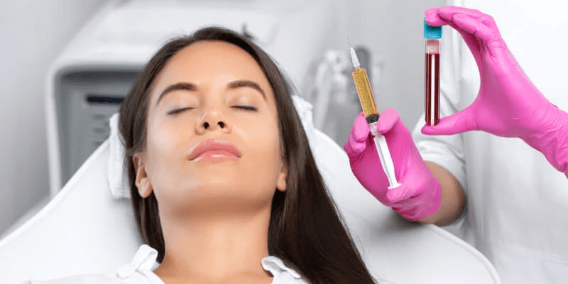 Beautician_will_do_PRP_therapy_for_the_face_against_wrinkles_and_against_hair_loss_of_a_beautiful_woman_in_beauty_salon_1800x